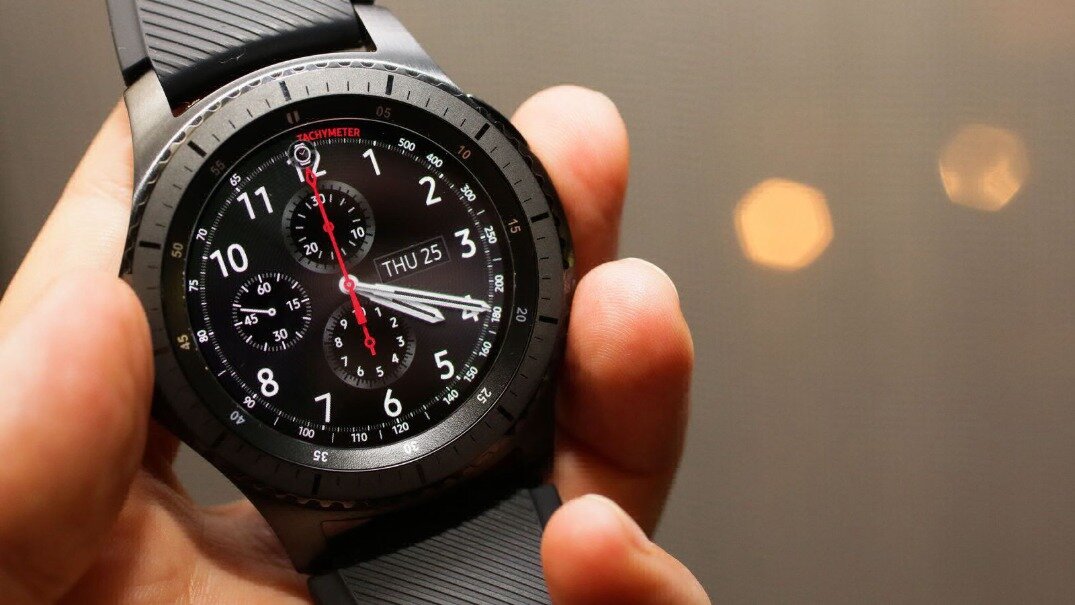 
 

Внешний вид  


Samsung Gear S3 вышли в свет в двух версиях. Classic – максимально приближенная к традиционным часам (в плане дизайна) модель. Винтажный стиль подкупает с первого взгляда, а кожаный ремешок делает эти часы внешне практически неотличимыми от признанной классики.  


Вторая версия – Frontier – выглядит настолько же впечатляюще, насколько и звучит. На ободок безеля нанесены дополнительные риски. Ремешок здесь силиконовый. Кстати, в обеих версиях можно регулировать его длину и быстро поменять на другой ремешок. Данная модель смотрится более агрессивно и круто. 


Габариты устройств идентичны: 49 мм в высоту, 46 мм в ширину, а толщина корпуса – 13 мм. Сам корпус выполнен из сплава нержавеющей стали, он довольно крупный и безупречно выглядит на запястье. Модель Classic весит на 4 грамма меньше, чем версия Frontier (59 против 63 граммов). 







Габариты устройств идентичны: 49 мм в высоту, 46 мм в ширину, а толщина корпуса – 13 мм.


Дисплей  


Часы оснащены сенсорным дисплеем Super AMOLED с диагональю 1,3 дюйма и разрешением 360х360 точек. С качеством изображения нет никаких проблем вне зависимости от сценария использования и угла обзора. Стекло надежно защищено от царапин, для этого применено популярное решение – Gorilla Glass. 


В Samsung Gear S3 предустановлено 15 виртуальных циферблатов для дисплея. Разумеется, можно скачать любой другой вариант из тех, что представлены в магазине Galaxy Apps. 


Отдельно отметим режим всегда активного экрана. Циферблат в таком состоянии не исчезает с дисплея никогда, лишь едва бледнеет, когда часы не используются.




Управление и ОС 


Возможно, главная особенность обеих моделей – управление при помощи поворотного ободка безеля. Кстати, лазерная гравировка на этом самом ободке делает процесс особенно простым, а также весьма удачно дополняет и без того классный дизайн. Поворачивая ободок влево и вправо, ты в считаные секунды доберешься до того пункта меню, который тебе необходим, причем даже в перчатках или мокрыми руками. 


Разумеется, это не единственный элемент управления часами, есть также две механические кнопки на правой стороне корпуса. И про сенсорный экран не забываем, ведь до многих функций добраться легче при помощи свайпов.  


Работают часы на базе операционной системы Tizen. С быстродействием никаких проблем нет, багов, ошибок или чего-нибудь посерьезнее замечено тоже не было. Для Gear S3 в фирменном магазине Galaxy Apps доступно более десяти тысяч самых разных приложений. 







Работают часы на базе операционной системы Tizen.


Автономность 


В часах установлен аккумулятор емкостью 380 мАч, что обеспечит почти 100 часов работы устройства без подзарядки. На практике все как и всегда: реальное время автономной работы зависит от сценария использования. Но 2-3, а то и 4 дня гаджет должен проработать. 


И тем не менее разряжать Gear S3 до предела не рекомендуется. Оптимально ставить их на зарядку при 15-20% заряда. Тем более что питаться часы могут и без провода. 


Совместимость 


Обе модификации совместимы со смартфонами под управлением операционки Android 4.4 и выше, а также с устройствами на базе iOS 9 и выше. 


Начинка и функционал  


С обилием функций, режимов и датчиков у моделей все отлично. Часы могут подсчитывать количество шагов и сожженных за сутки калорий, определять скорость и расстояние, мониторить общую физическую активность и сон. 


Стоит опробовать в деле умный будильник, но для этого, правда, придется спать, не снимая часы с запястья, что не для всех удобно. 
Режим встроенного тренера предлагает массу типов физической нагрузки и подсказывает правильную технику выполнения каждого упражнения. Этот же режим поможет придерживаться выбранного темпа, не сбивая пульс. 


Есть встроенные гироскоп и пульсометр, акселерометр и датчик освещенности, а еще альтиметр (определяет высоту), спидометр (сообщает скорость движения) и барометр (обеспечивает владельца информацией о давлении). 







С обилием функций, режимов и датчиков у моделей все отлично. 




В качестве умных часов Gear S3 тоже хорошо проявляют себя. Можно и на звонок ответить, и самому позвонить (установлены отличного качество динамик и микрофон), и СМС другу надиктовать. Либо же по старинке воспользоваться наэкранной клавиатурой, хоть она здесь и миниатюрная. 


Уведомления отображаются почти из любого приложения, работающего на смартфоне. 


Для многих особенно важно, что часы умеют напоминать о событиях, отмеченных в календаре. В Samsung для этой модели часов выбрали 2-ядерный процессор с тактовой частотой 1 ГГц, оснастили ее 768 Мб оперативной и 4 Гб постоянной памяти. Такой объем позволит загрузить в часы кучу заводных песен, а благодаря поддержке Bluetooth 4.2 гаджет можно соединить с беспроводными наушниками. Идеальное решение для ударной тренировки! 


Также Gear S3 поддерживают Wi-Fi, есть здесь и технология NFC. Поддержка систем GPS и ГЛОНАСС позволяет строить маршруты, узнавать расстояние от пункта А до пункта Б и т. д. 


В обязательном порядке отмечаем, что часы надежно защищены от воздействия влаги, пыли, грязи и падений – стандарт IP68. Устройство безболезненно выдержит погружение на глубину до полутора метров. Но не дольше чем на полчаса.  





Gear S3 поддерживают Wi-Fi, есть здесь и технология NFC.


Итог  


Gear S3 – определенно удачная модель от Samsung. Мы видим в них превосходное сочетание умных фишек, которые пригодятся в повседневной жизни, и функционала для спортсменов. 


На том же примере наблюдаем еще более впечатляющее сочетание классического дизайна и прогрессивного технического оснащения. Это продуманный до мелочей гаджет, который однозначно способен сделать твою жизнь лучше.