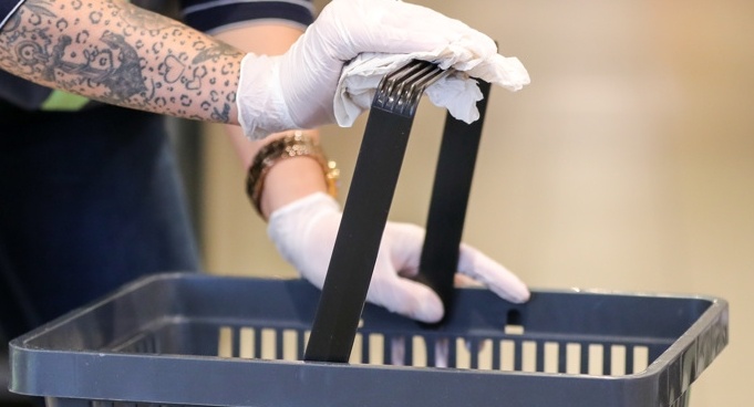 Лучше выбирать магазины, в которых постоянно проводится дезинфекция покупательских тележек и корзин, а также различных поверхностей.