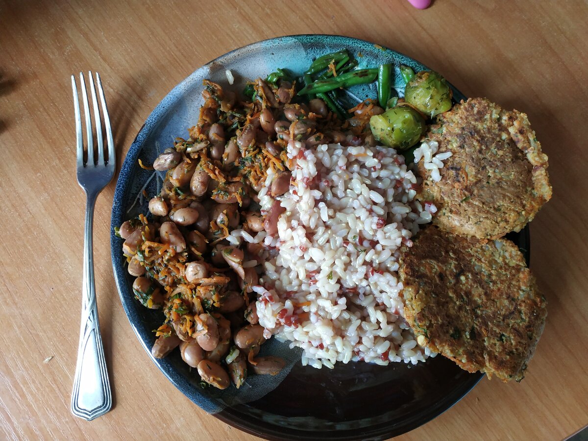 Здесь лобио без томатной пасты, ибо кончилась. Так тоже можно, но с ней вкуснее