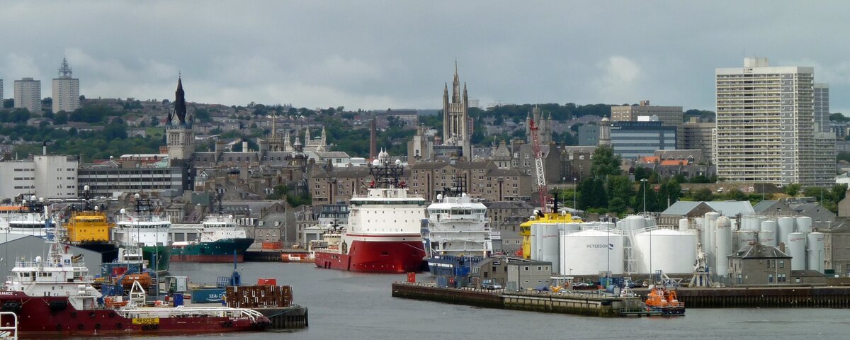 Aberdeen, крупный морской порт в Шотландии.