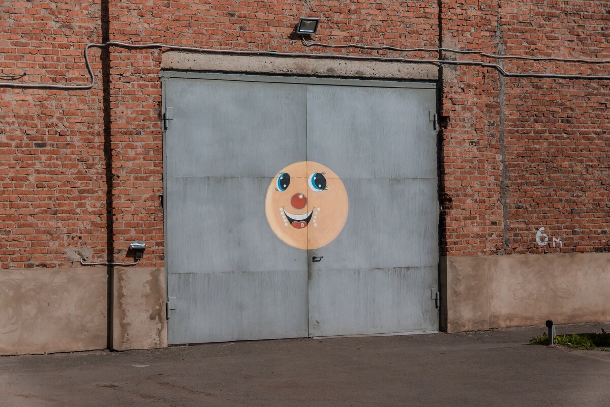 Ворота цеха по производству  неваляшек.