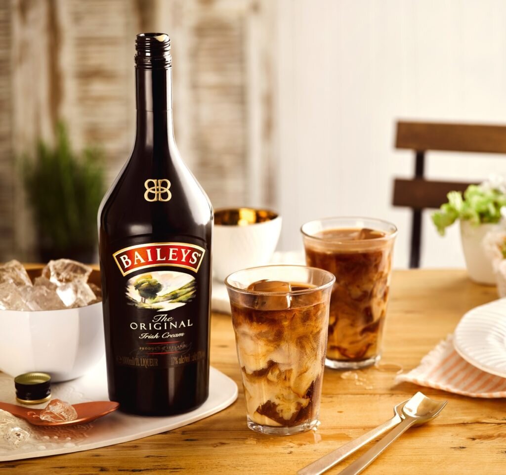 BAILEYS, КОФЕ И МОРОЖЕНОЕ — РЕЦЕПТЫ КОКТЕЙЛЕЙ ДЛЯ САМОЙ РОМАНТИЧНОЙ  ИЗОЛЯЦИИ | MigNews | Дзен