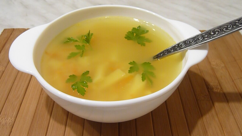 Суповая курица варится. Суп куриный с макаронными изделиями. Необходимые продукты для куриного супа. Chicken broth. Сколько минут варить куриный суп.