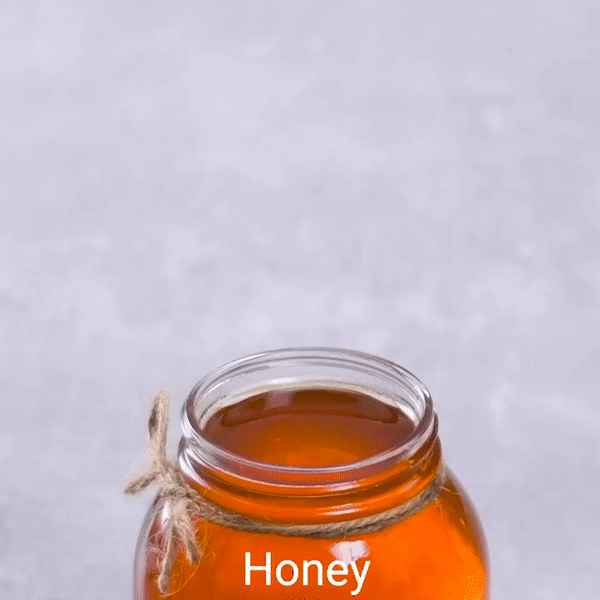 Обмакиваем стебель розы в мёд и втыкаем в картофелину.