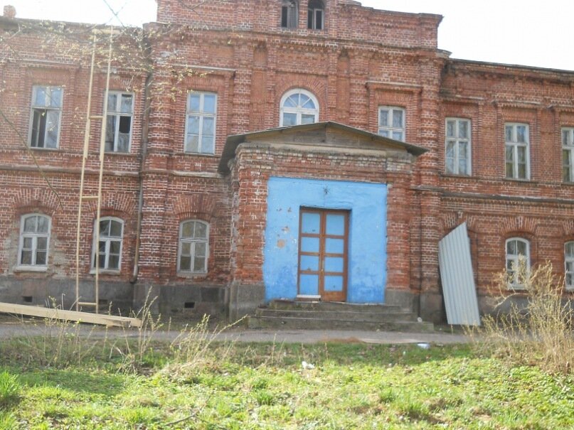 обратная сторона медали.Пластиковые белые рамы,ну пусть и такие.