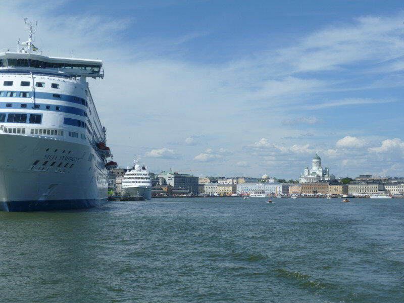 Как провожают пароходы? Совсем не так, как поезда (с). Слева наш круизный красавец. Фото сделано автором.