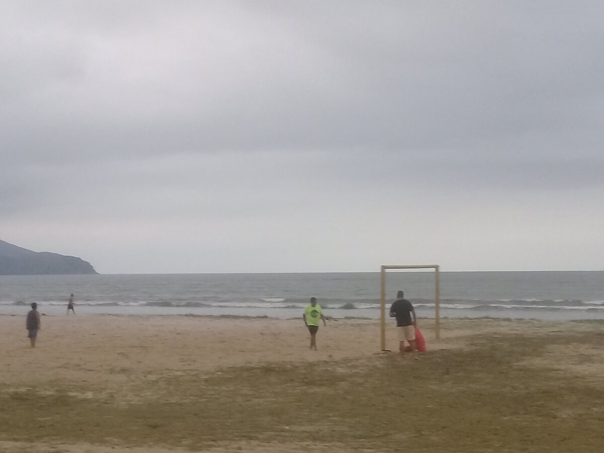 Футбольная площадка на берегу. Фото автора.