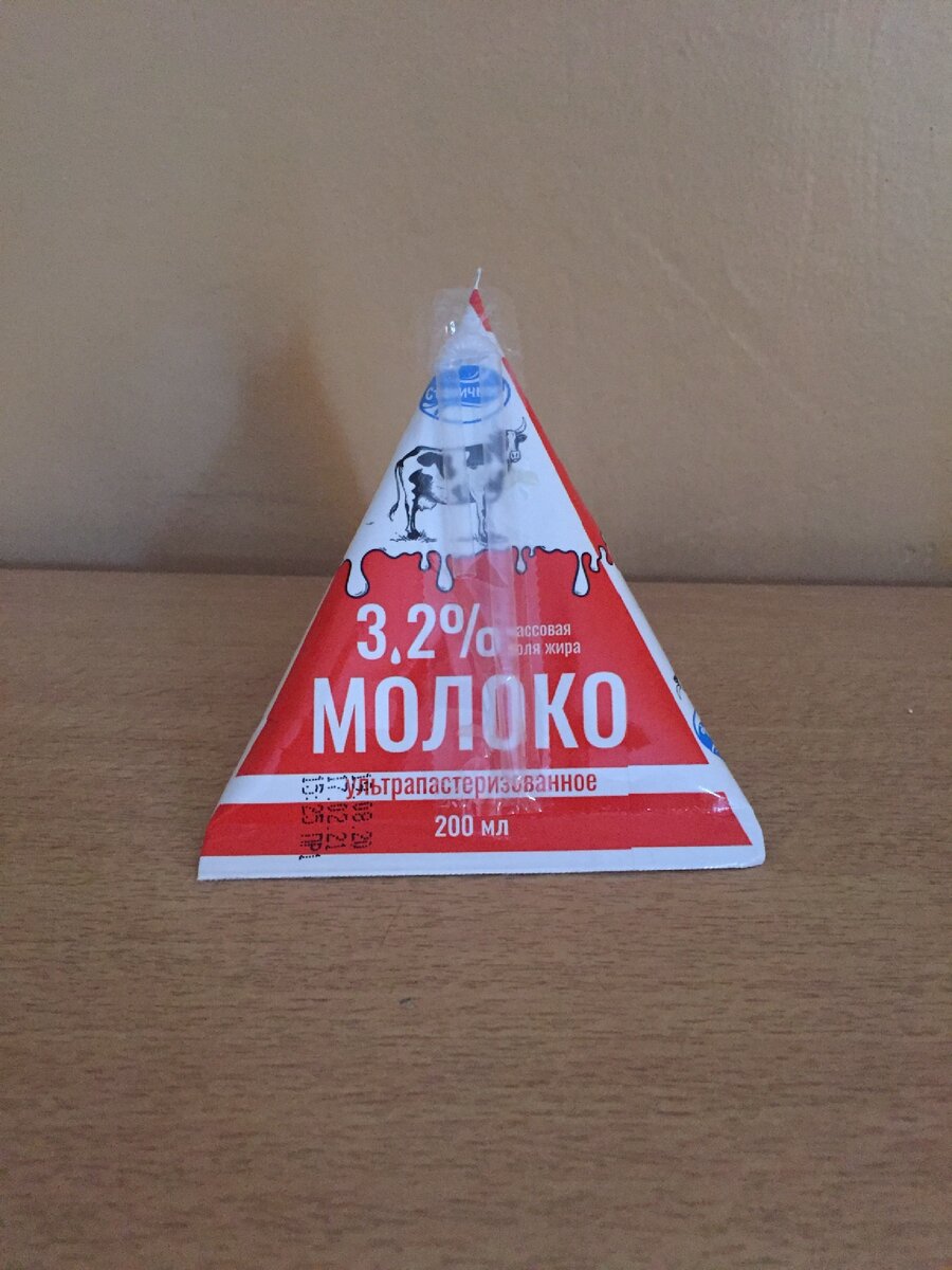 Магазинные полки сегодня ломятся от разнообразных молочных продуктов. И жирные, и обезжиренные, и в больших пакетах, и в маленьких стаканчиках.

Покупая молоко, кефир или сметану, мы рассчитываем, что получим, кроме вкусного продукта к столу, ещё и пользу для организма. Но что в действительности мы получаем с молочными продуктами из магазина?


Статистика показывает, что все имеющиеся в наличии коровы не производят и половины молока, выставленного на полки магазинов. Так что же мы пьем, думая, что пьем молоко и молочные продукты? Недостаток сырья и стремление уменьшить затраты на производство вынуждают производителей использовать для производства молока различные добавки. Молоко производится не на основе ценных и полезных молочных жиров, а на 
растительных жирах с различными добавками.

Растительные жиры – это производные от пальмового и кокосового масел. От молочных жиров они отличаются тем, что имеют температуру плавления 39 градусов, и в нашем организме они не плавятся, а остаются в твердом состоянии и откладываются на стенках сосудов.
Растительными жирами в молочных продуктах увеличивают жирность. Логичнее это делать было бы, добавляя сливки, но тогда молочные продукты стали бы слишком дорогими. Также в молоке могут присутствовать крахмал, мука, сода, салициловая или борная кислота. Эти добавки увеличивают срок хранения молока.
Как же определить, не купили ли вы под видом натурального продукта непонятную смесь из муки, кокосового масла и ещё непонятно чего? Если в молочный продукт капнуть уксусную или лимонную кислоту, то молоко с добавками будет пузыриться, выделяя углекислый газ. Присутствие крахмала можно определить, капнув йода: поддельное молоко посинеет, а натуральное – пожелтеет.

Некоторые производители, чтобы сэкономить на стерилизации, добавляют в молоко антибиотики. Это запрещено законом, но очень часто при проведении анализов антибиотики в молочных продуктах определяются. Попасть в молоко антибиотики могут и от пролеченной недавно коровы. По нормативам, если корове кололи антибиотики, то молоко от неё 10 дней брать нельзя, но кто же эту норму будет соблюдать?

Выход – один. Покупать натуральное молоко, которое получено путем доения коровы, а не путем смешивания различных химических веществ. Но молоко с рынка тоже может быть ненадлежащего качества из-за нарушения правил хранения. Молоко сохраняет стерильность до полутора часов после дойки, а потом в нем развиваются микроорганизмы, продукты их жизнедеятельности и они сами могут быть опасны для здоровья.
Так что же, совсем отказаться от молока? Нет, просто покупать молоко на рынке желательно у знакомого, проверенного продавца или прямо у хозяйки в селе. Не покупайте молоко, разлитое по пластиковым бутылкам, оно очень быстро насыщается вредными веществами.

Покупая молоко в магазине, внимательно читайте этикетку. Если написано «Цельное молоко», значит это – натуральное молоко, и оно подверглось только термической обработке. «Нормализованное молоко» – это тоже натуральное молоко. На завод от разных хозяйств поступает молоко разной жирности, его смешивают, обезжиривают или добавляют сливки, доводят жирность до определенного стандарта. «Восстановленное молоко» – это молоко, полученное из сухого порошка. По калорийности и минеральному составу оно ничем не отличается от натурального молока, но, когда молоко сушат, оно теряет много ценных веществ.

И ещё один совет: покупая молоко в магазине, обратите внимание на дату изготовления. Старайтесь брать пакеты из глубины стеллажа, обычно вперед выставляют продукты с истекающим сроком годности.