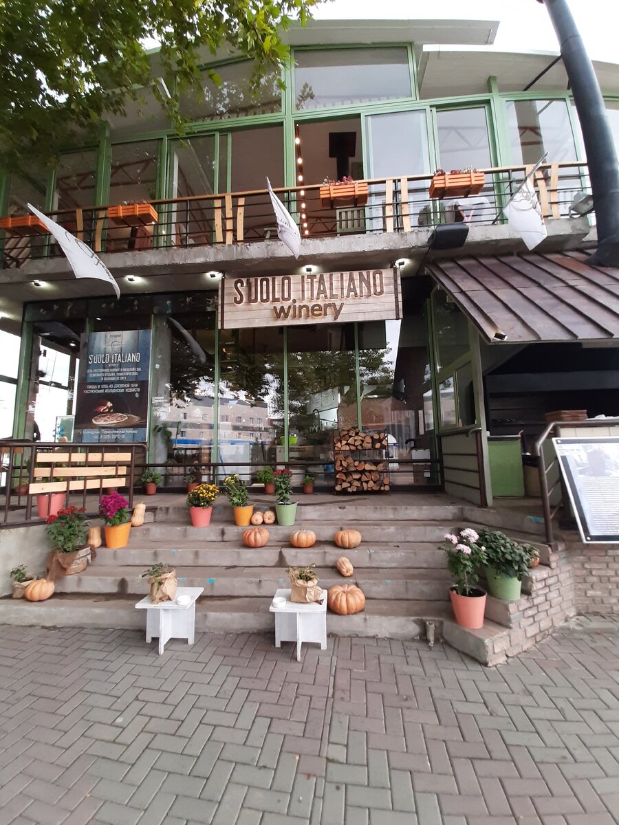 Так украсили итальянское кафе на набережной. Фото автора.