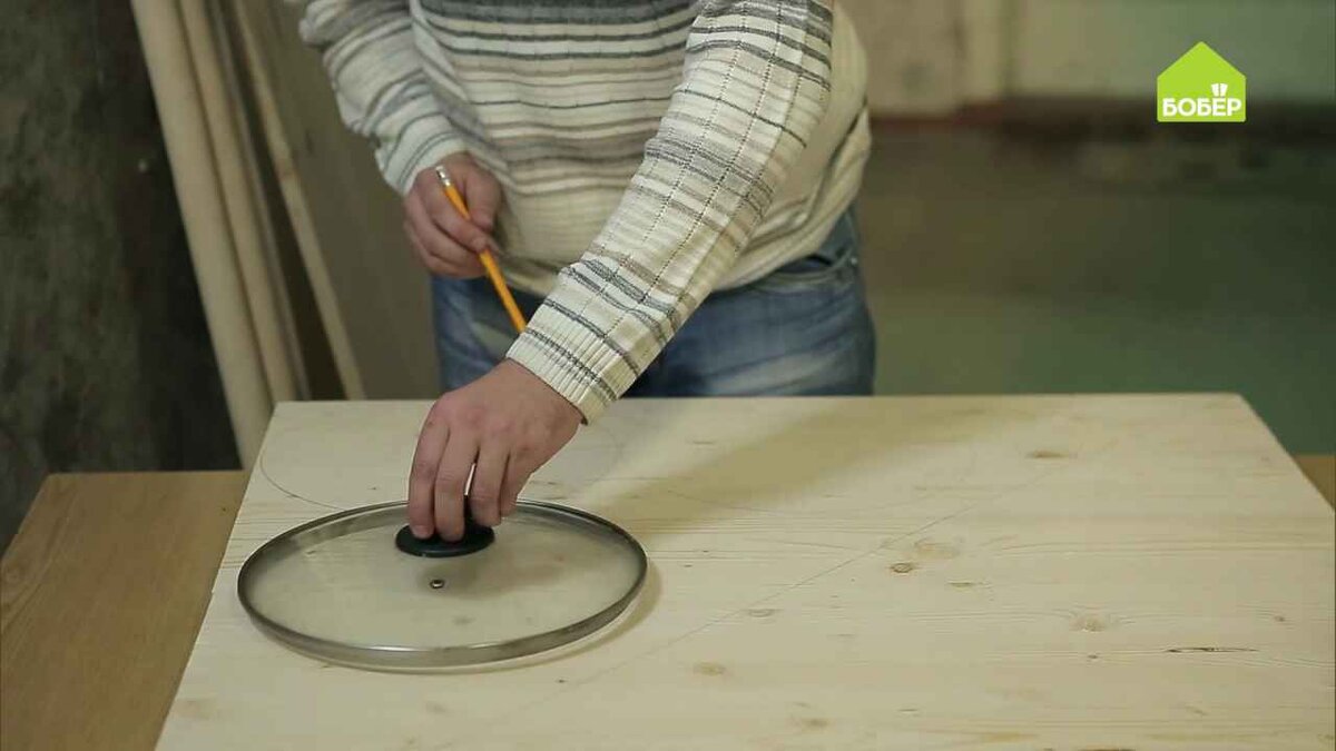 Чтобы разметить основание подставки, возьмите крышку от  кастрюли, приложите её как можно ближе к краю мебельного щита и обведите  3 раза на одном из треугольников.