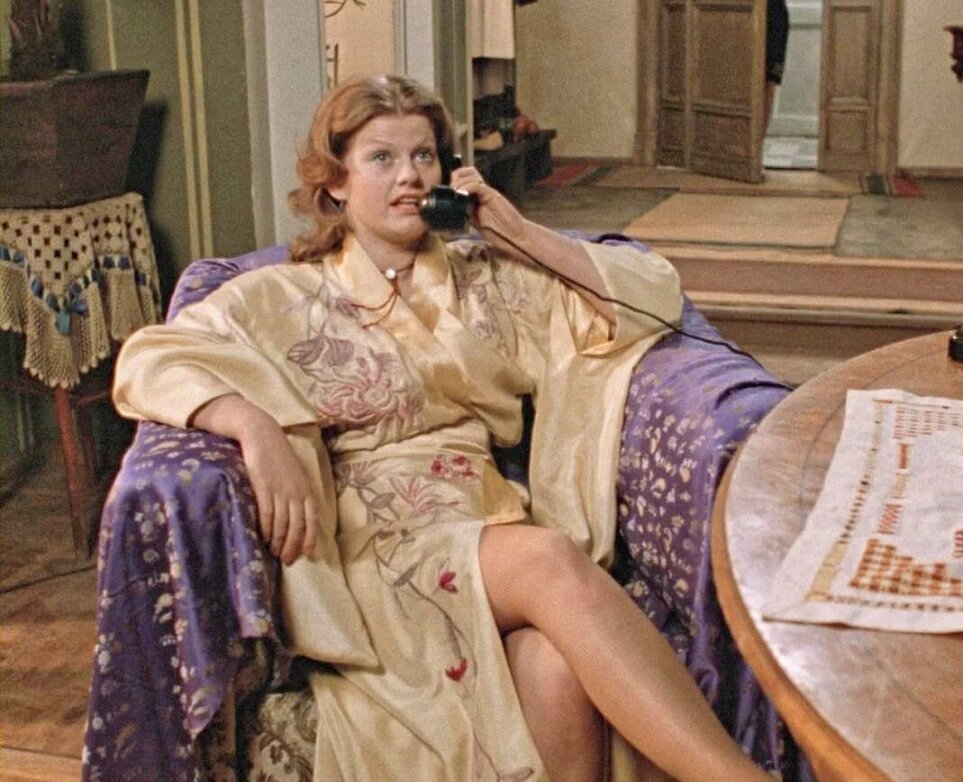 Людмила в квартире академика, кадр из фильма