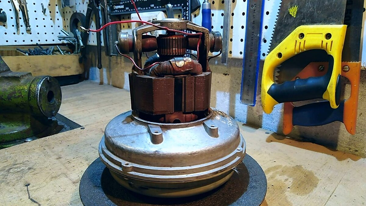 Нашел на чердаке двигатель от пылесоса и сделал полезную самоделку для ...