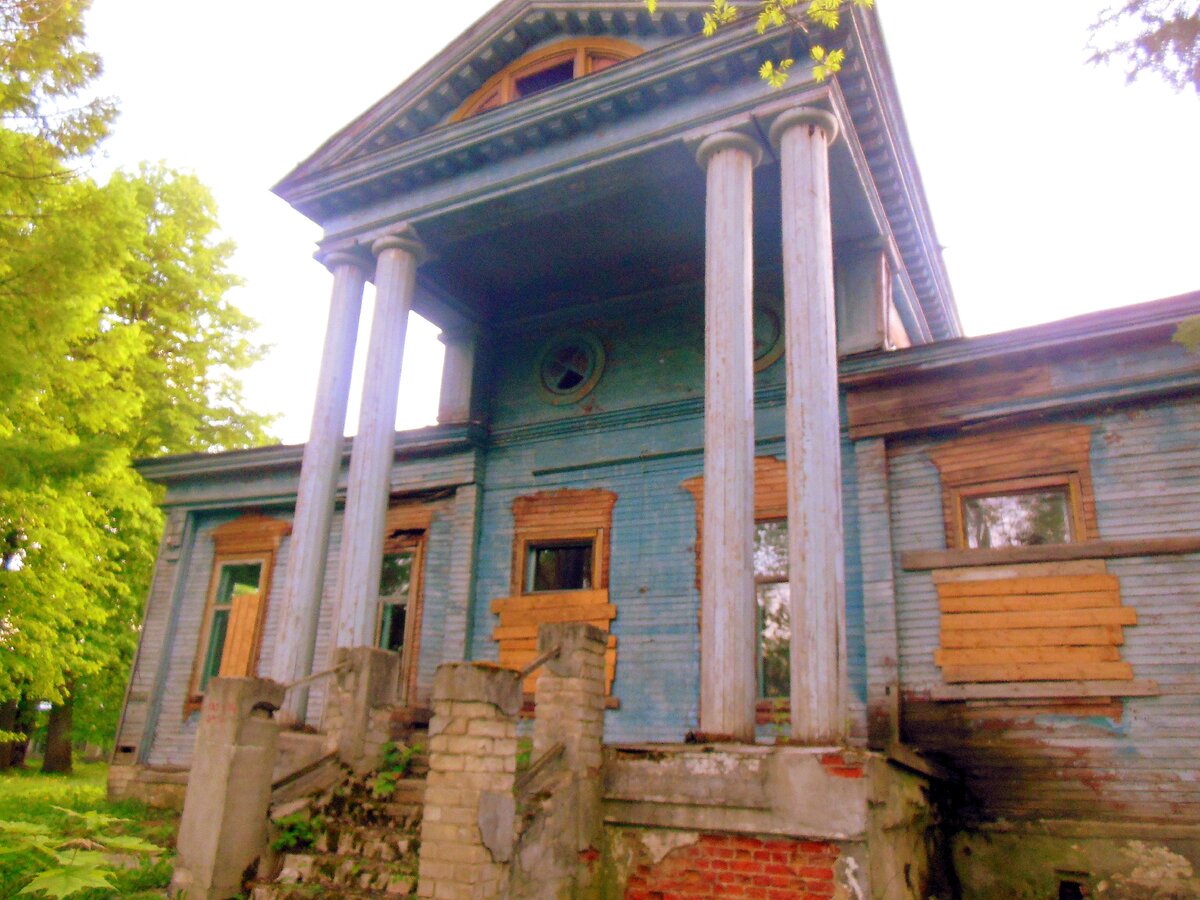 На территории заброшенной барской усадьбы в деревне Неверово Нерехтского района. В советское время - кардиологический санаторий (фото из архива автора)