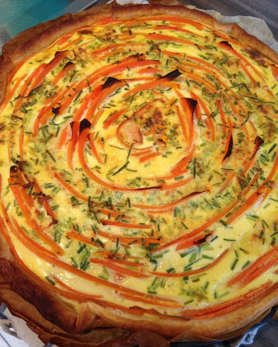 Пирог с ломтиками моркови и сырной заливкой.
