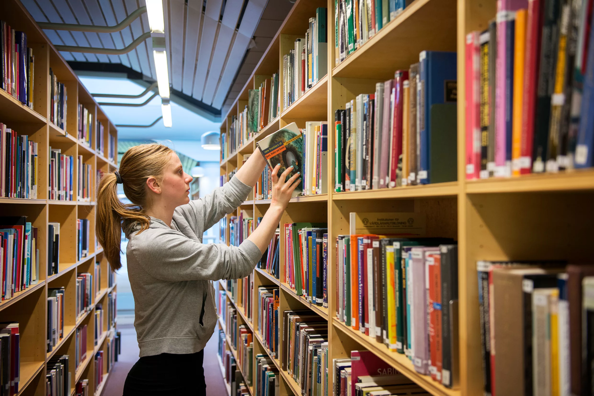 Фор книга. Студенты в библиотеке. Женщина читатель. Учебник в Швеции. Библиотека завалы книг у студентов.