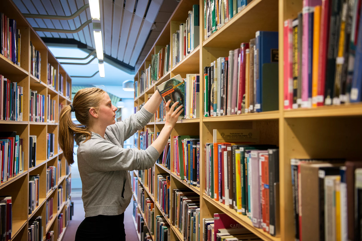 Best reading. Студенты в библиотеке. Женщина читатель. Учебник в Швеции. Библиотека завалы книг у студентов.