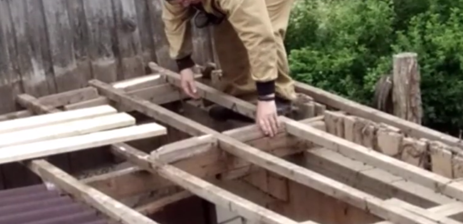 Укладка выравнивающих брусков под "Изоспан - D" в старую обрешетку