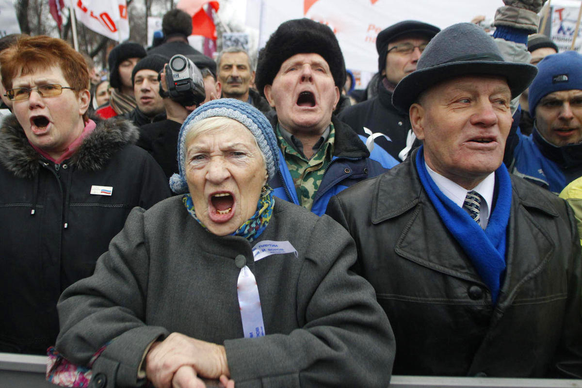 Митинг пенсионеров. Бабки на митинге. Недовольные россияне. Люди злые митинг.