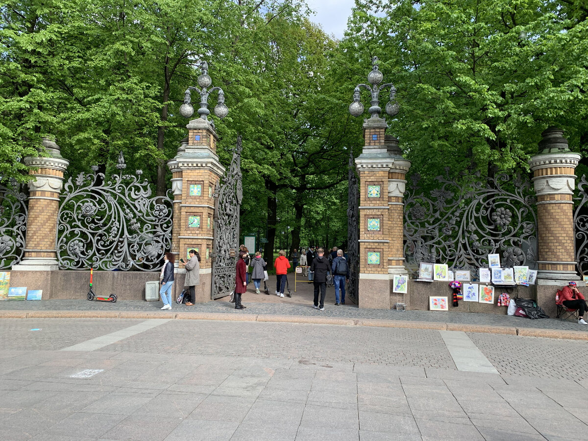 А вот так выглядят ворота со стороны набережной канала Грибоедова и Спаса на Крови