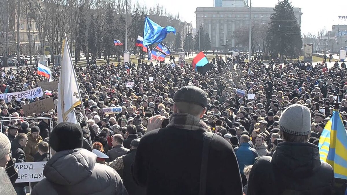 Митинг в Донецке 08 марта 2014. 