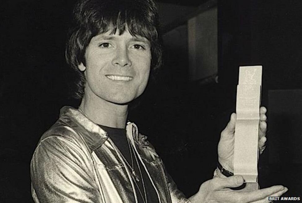 Клифф Ричард в момент получения British Record Industry Britannia Centenary Awards (1977).