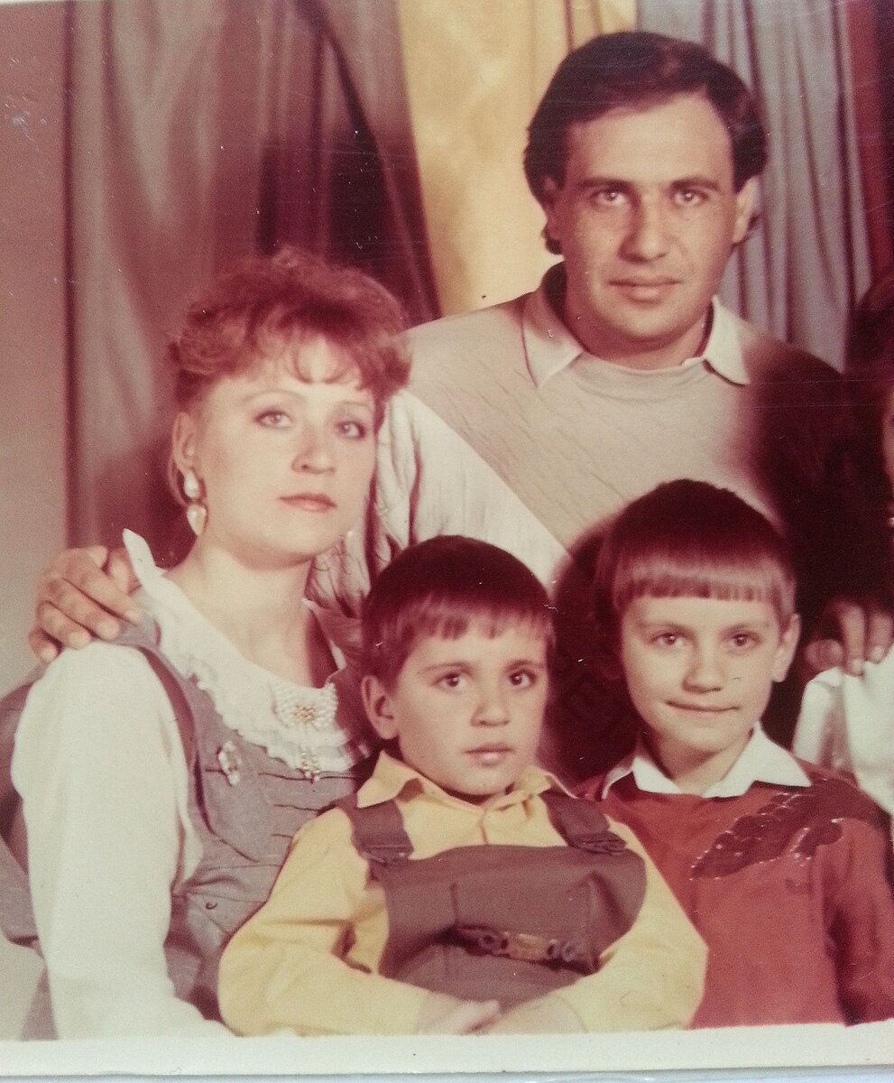 на фото я, мой старший брат и родители.