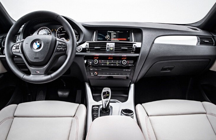 Интерьер кроссовера BMW X4 первого поколения
