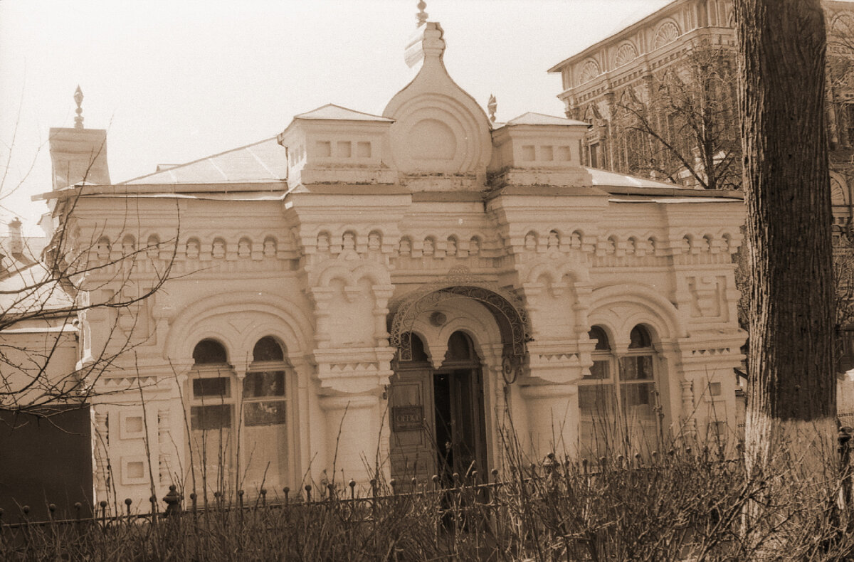Церковная лавка с табличкой «Office» 1980г.