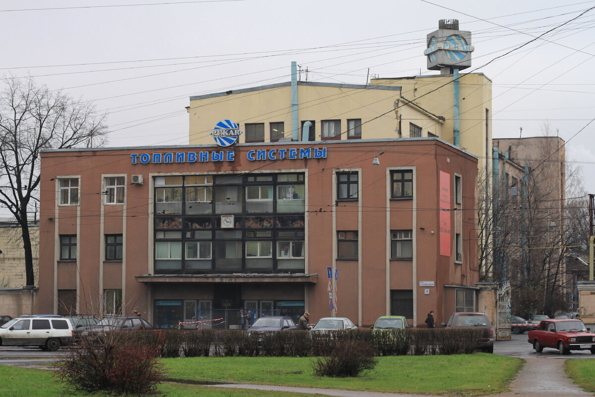 Фотография проходной завода в 2009 году.