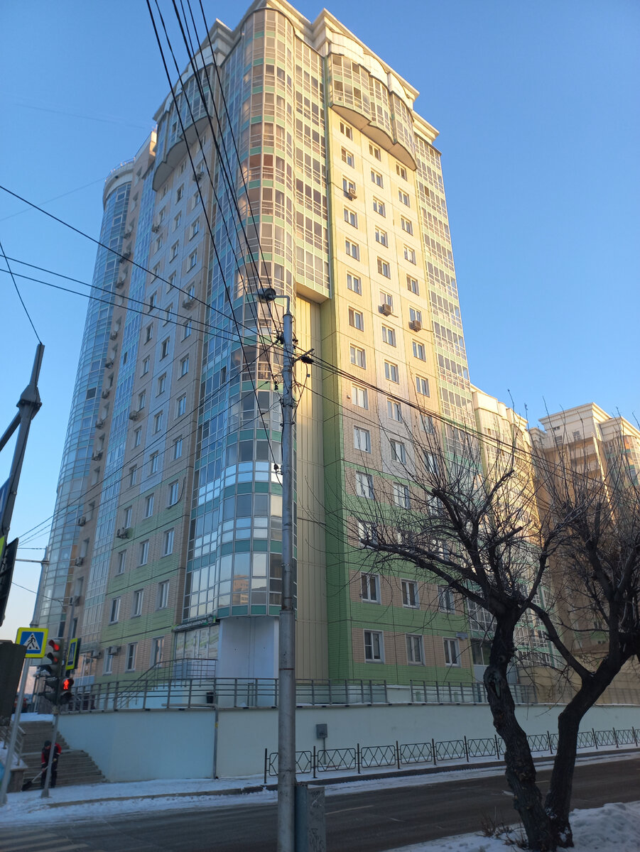 Сомнительного вида новостройка в центре города