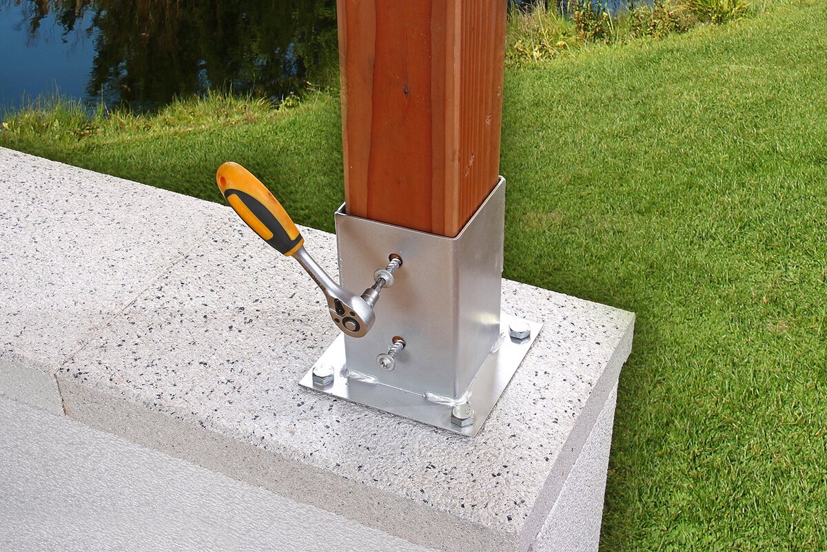 Но если вас интересует, то, как приклеить дерево к бетону при минусовых температурах, вам потребуются «Жидкие гвозди» особо прочные с силой схватывания до 70 кг на 1 м². Такой клей удержит древесину даже на неровном бетоне при температуре до -17°С.