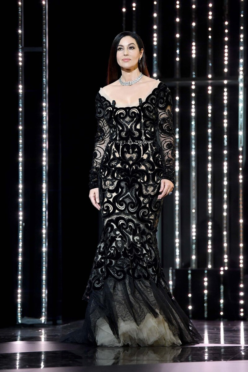 Моника Беллуччи в черном кружевном платье Dolce & Gabbana. Материал взят из свободного источника.