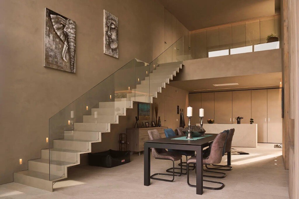 Реконструкция дома с плиткой для пола под камень