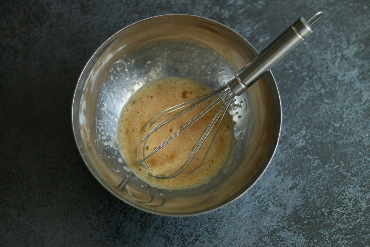 Вбиваем яйцо + сахар + подсолнечное масло 