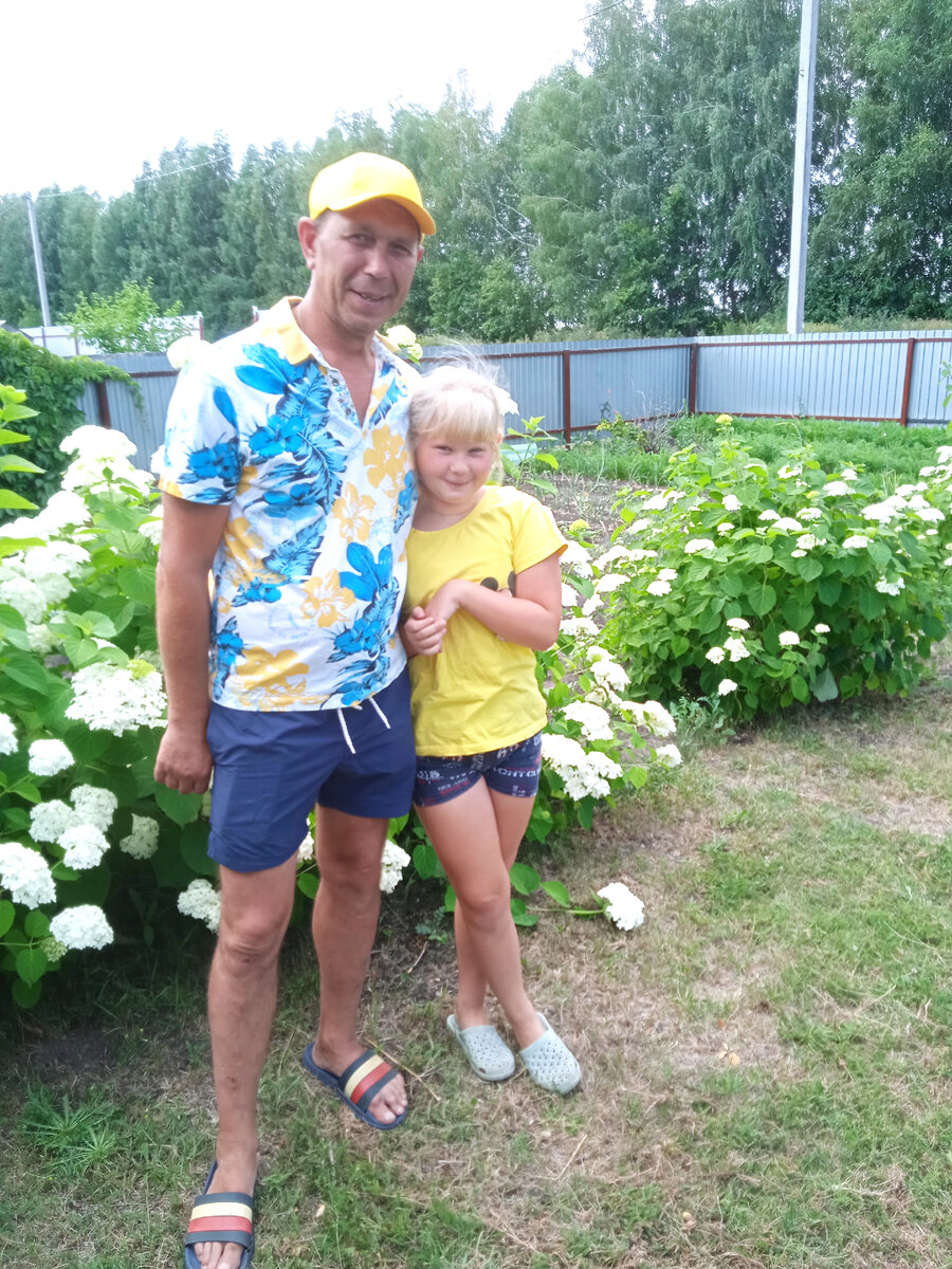 Муж, дочь и гортензии у нас перед домом