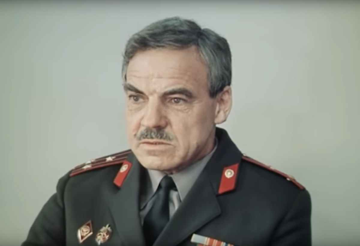 Кадр из фильма "Золотая мина". Михаил Глузский в роли полковника Зарубина