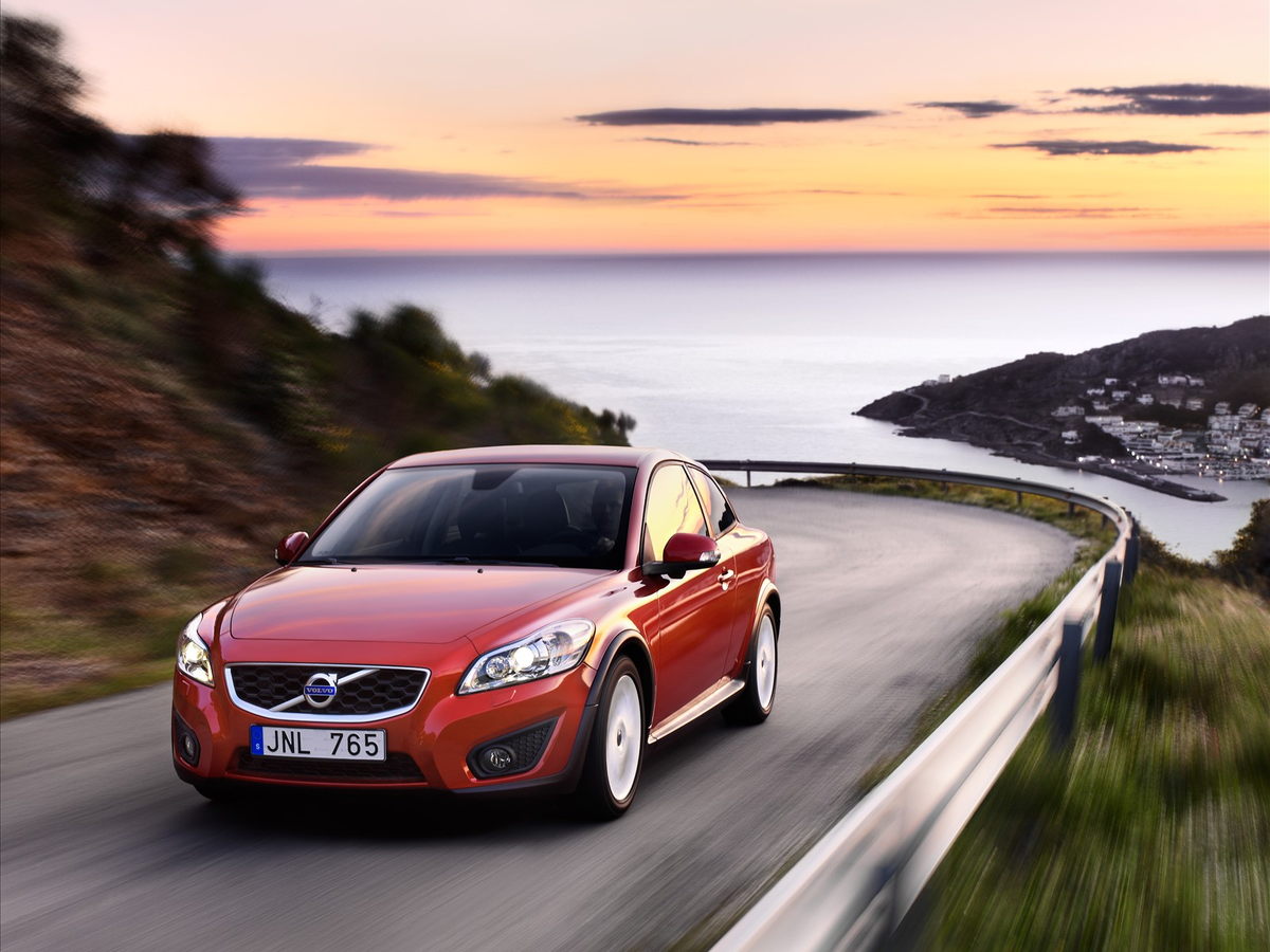 Машины едут. Вольво c30. Volvo c30 Facelift. Volvo cars c30. Вольво с30 2011 года