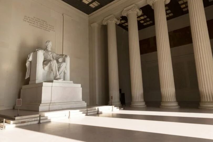 Статуя Линкольна внутри здания Мемориала (иллюстрация из открытых источников)