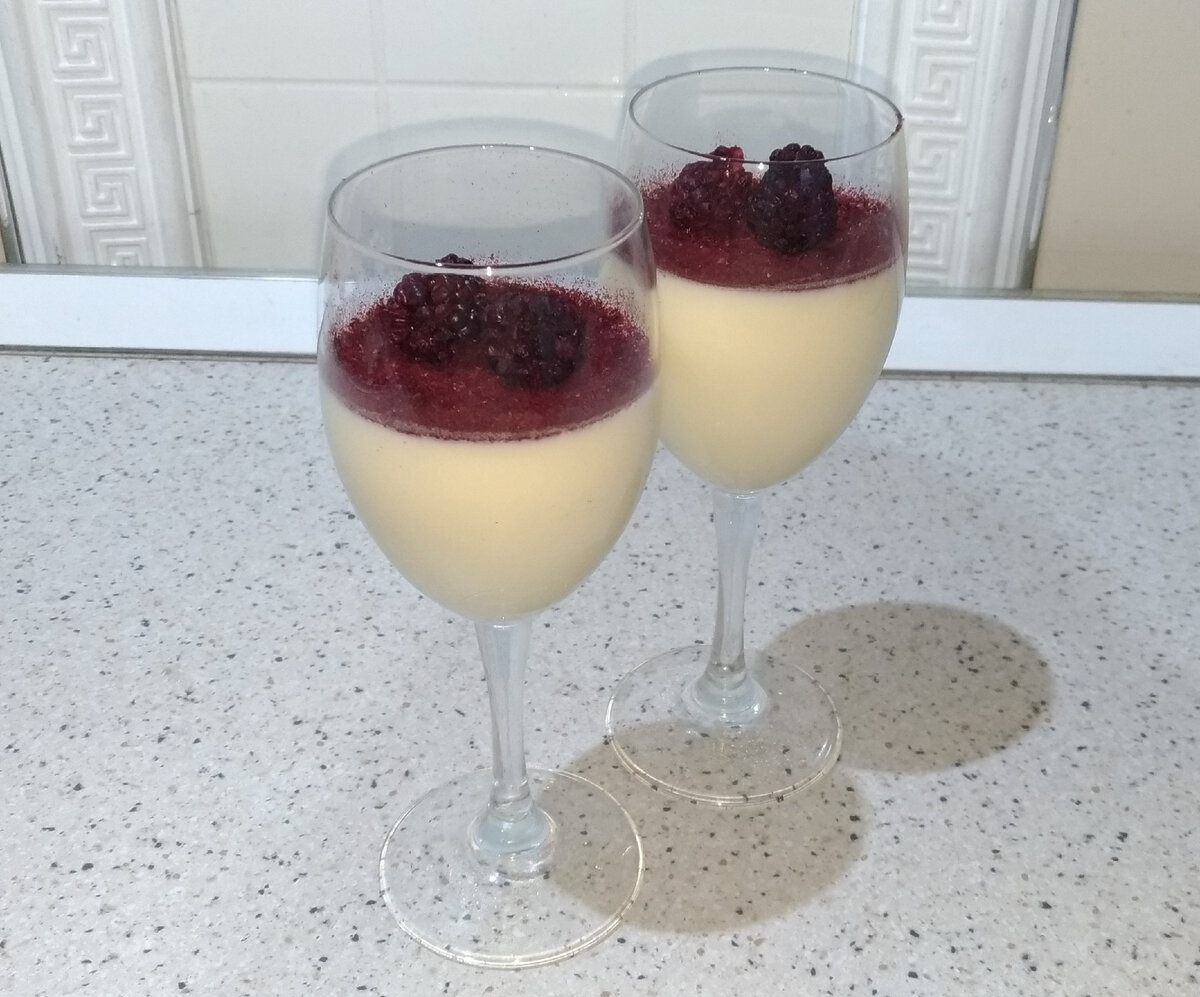 Готовый десерт, декорирован сублимированной ежевикой