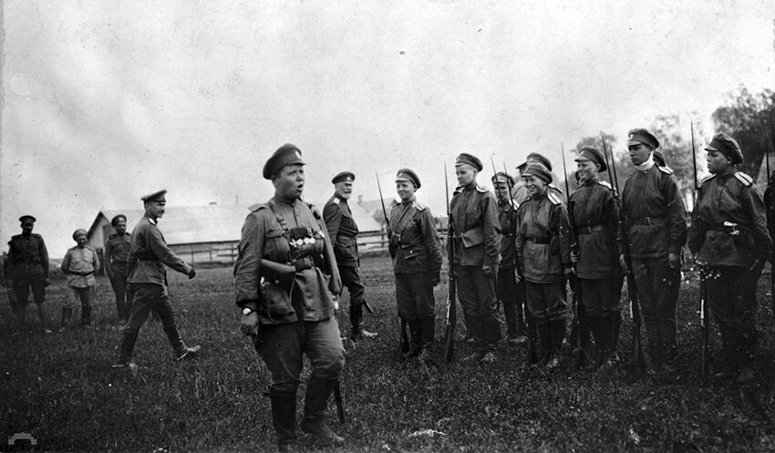 Мария Бочкарева на учениях своего батальона