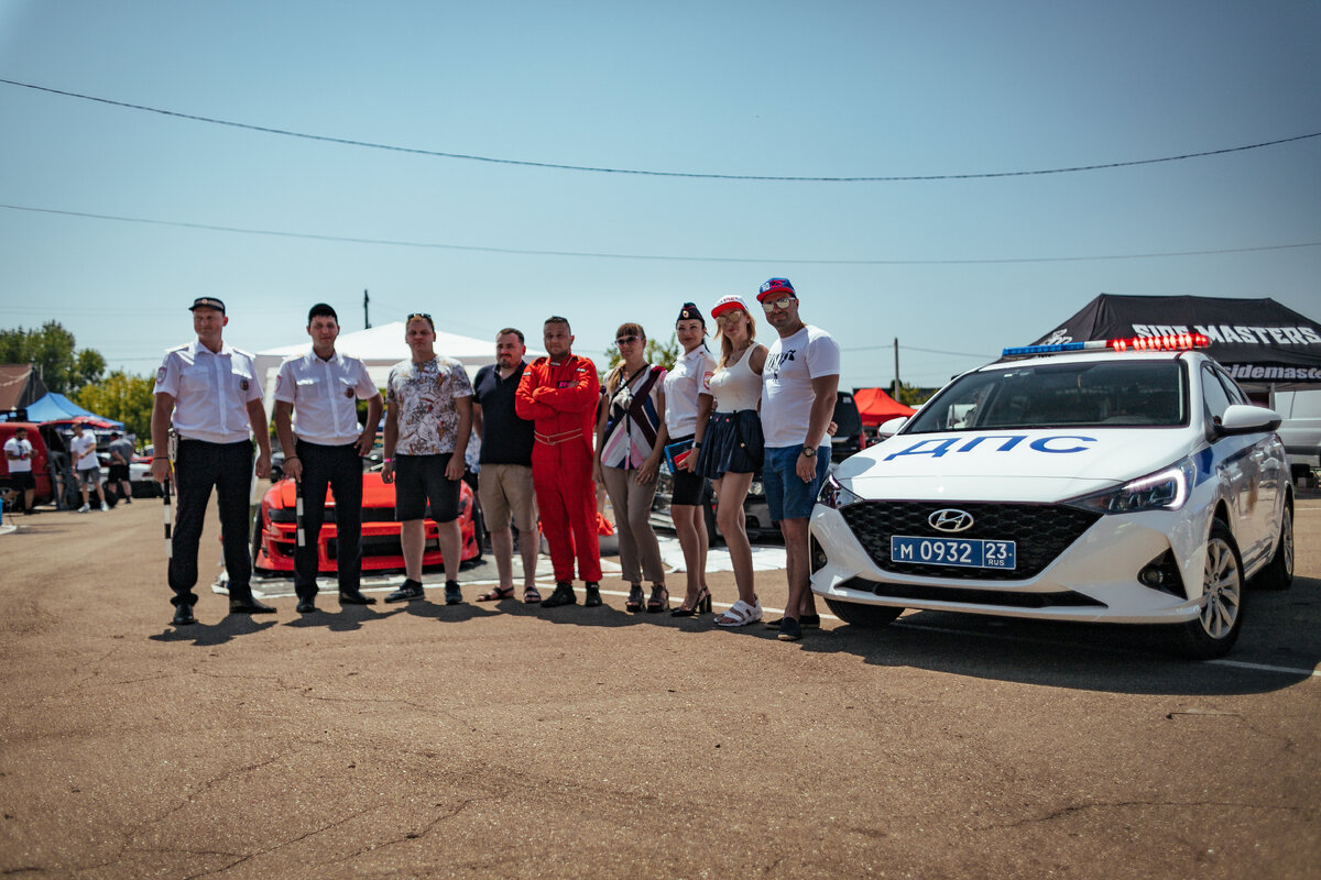 На фото: представители ОГИБДД Усть-Лабинского района с гостями мероприятия. 