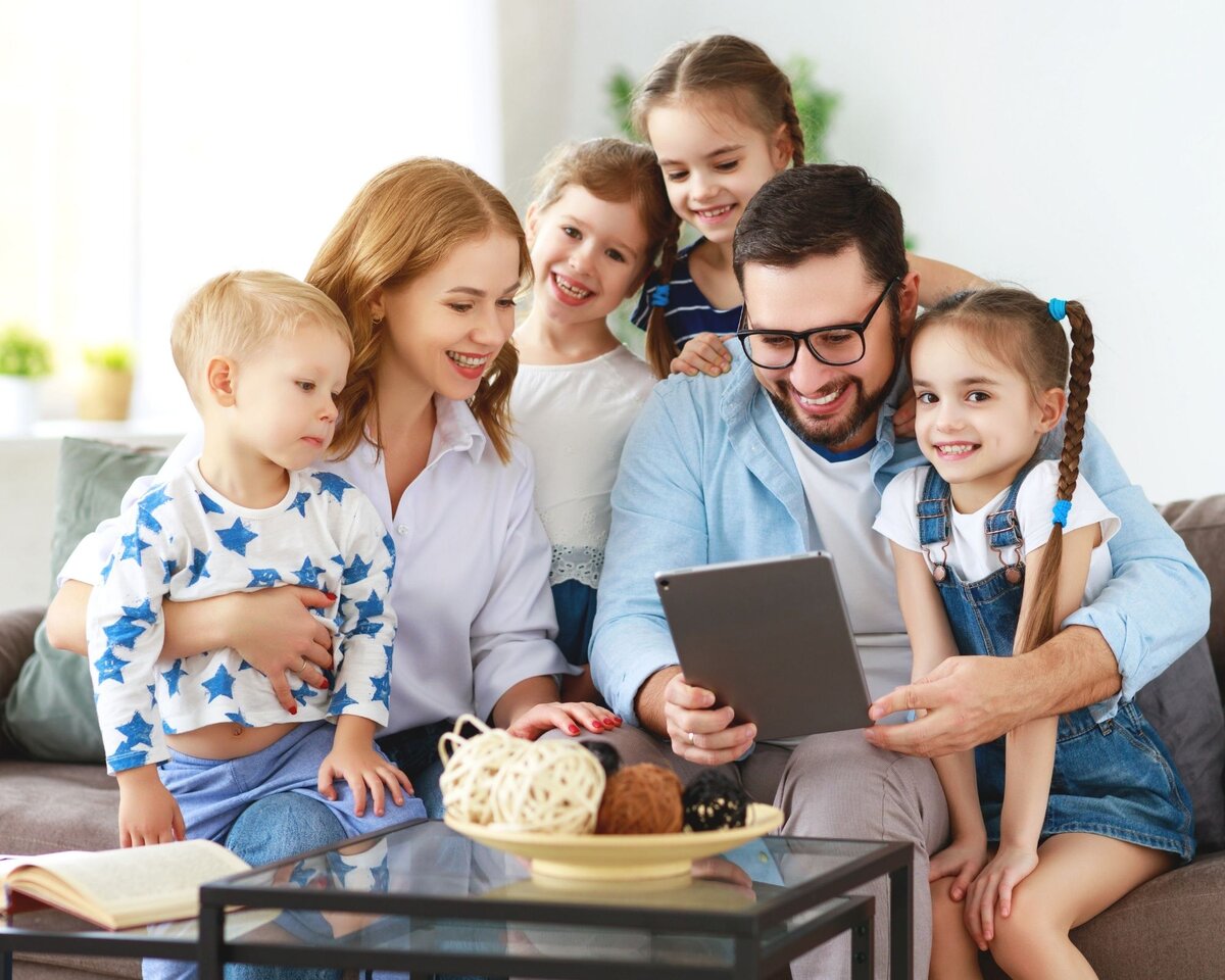 Госпрограмма год семьи 2024. Семья с планшетом. Семья. Большая семья. Многодетная семья с планшетом.