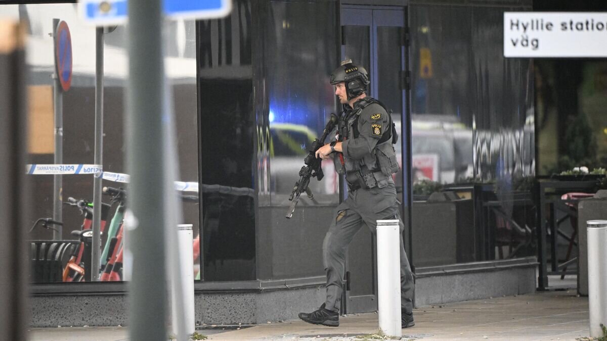    На месте стрельбы в торговом центре Emporia в Мальме, Швеция© AFP 2022 / Johan NILSSON / TT News Agency