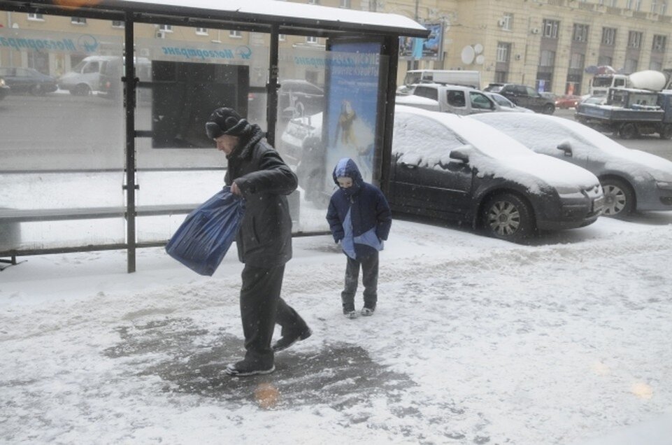     На дорогах сохраняется гололедица. Олег РУКАВИЦЫН