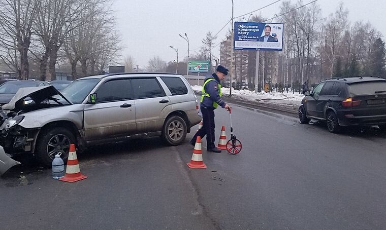    В Екатеринбурге на Сибирском тракте в ДТП двух иномарок BMW и Subaru пострадали дети и мужчина