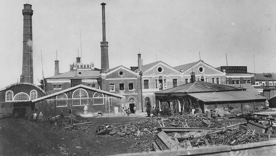     До Октябрьской революции 1917 года Ростов был не только купеческим, но и промышленным. К середине девятнадцатого века в городе имелись мыловаренные и свечные, канатные, кожевенные и овчинные заводы, а также кирпичные, алебастровые, цементные, известковые, рыбные, кондитерские производства.