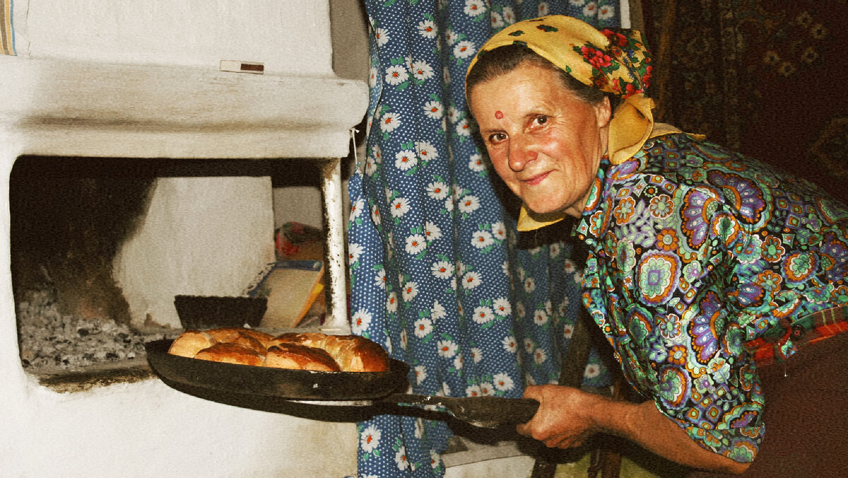 Сон пекла пирог. Бабушка с пирожками. Бабка на печке. Деревенская бабушка у печи. Добрая бабушка с пирожками.