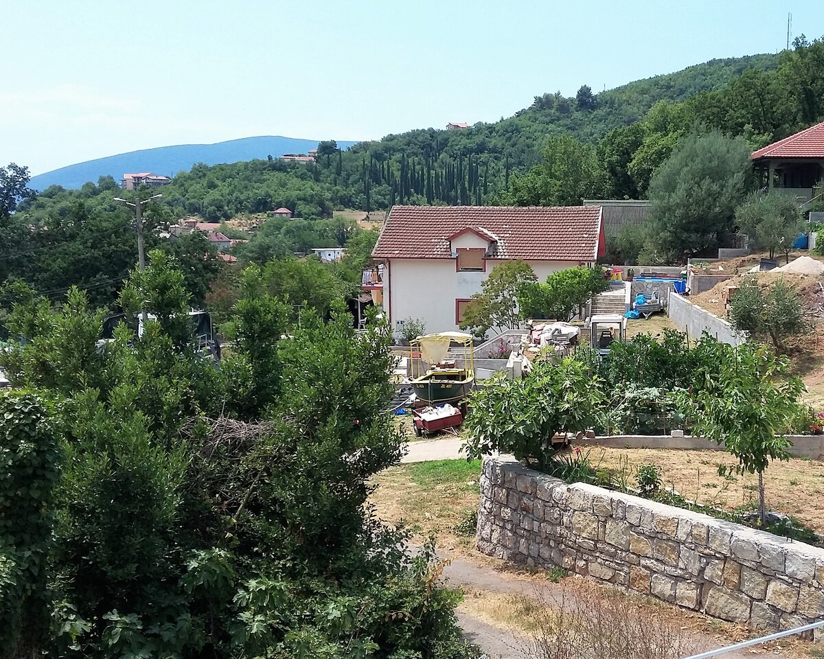 Вид вправо из дома, где мы жили)