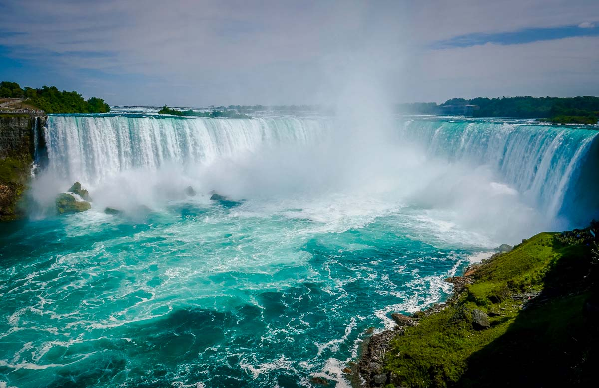 Высота известного на весь мир ниагарского водопада