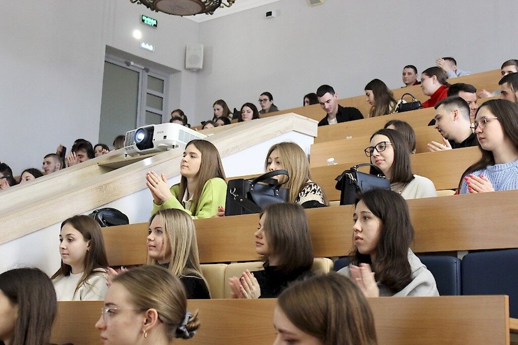 Студенты московских вузов. Студенты экономического факультета. Московские студенты у института.